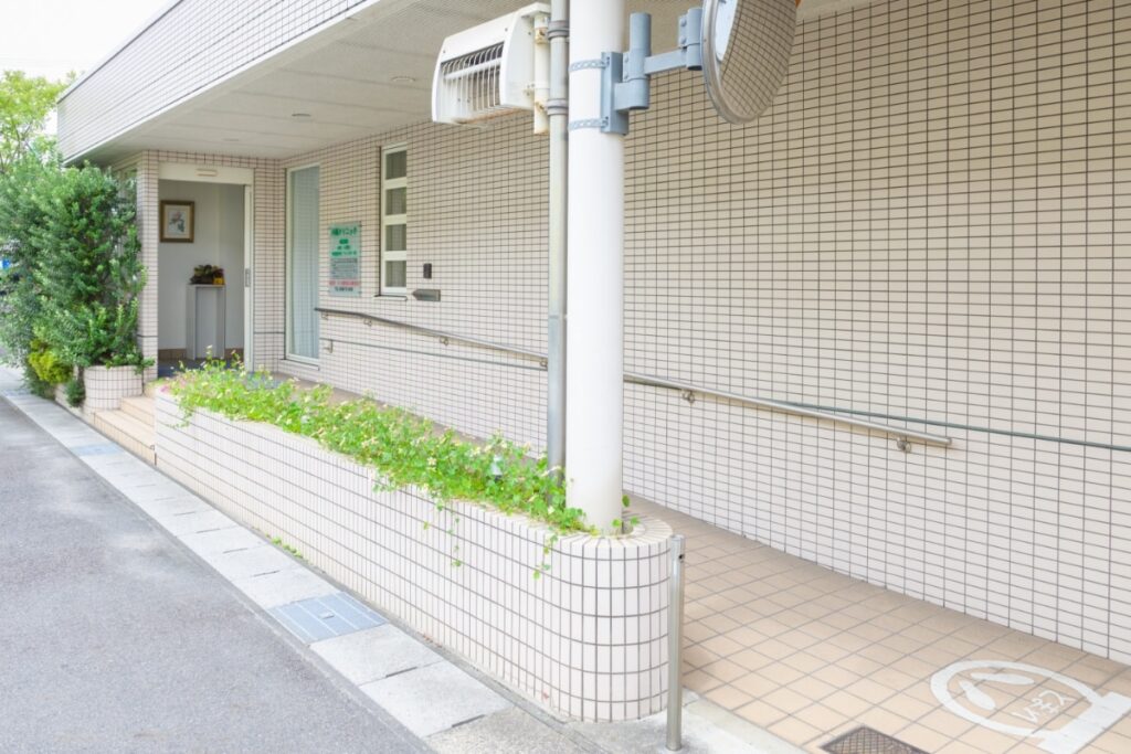 クリニック入口スロープ